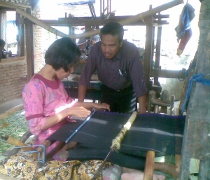 Koordinator Program Ahmad Junaidi, SH. saat kunjungan ke melihat kegiatan usaha Kelompok Tenun tradisional Moyo Mekar